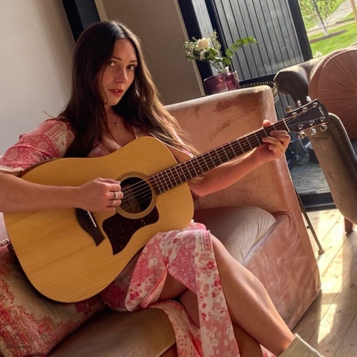Mabel-Kate Singer/Guitarist