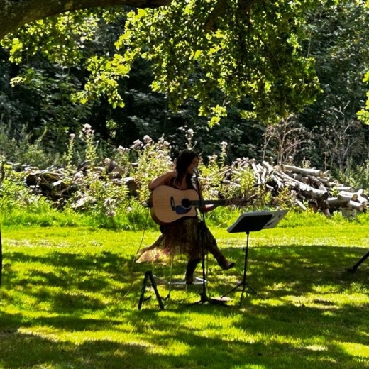 Mabel-Kate Singer/Guitarist