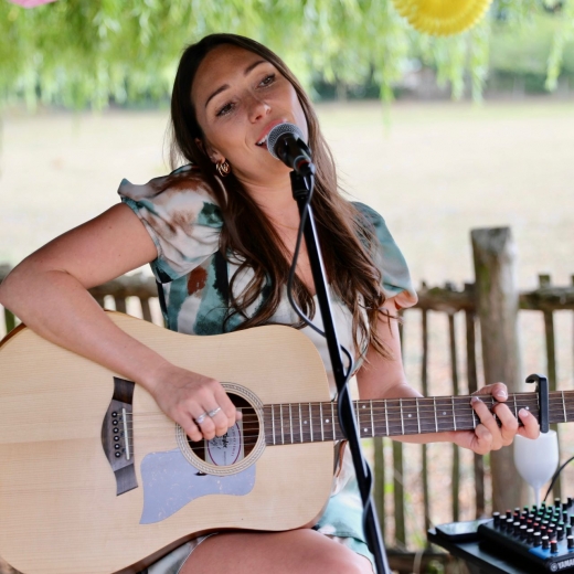 Mabel-Kate Singer/Guitarist