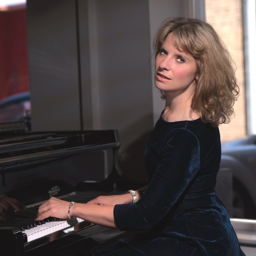 Claire H - Pianist and Singer